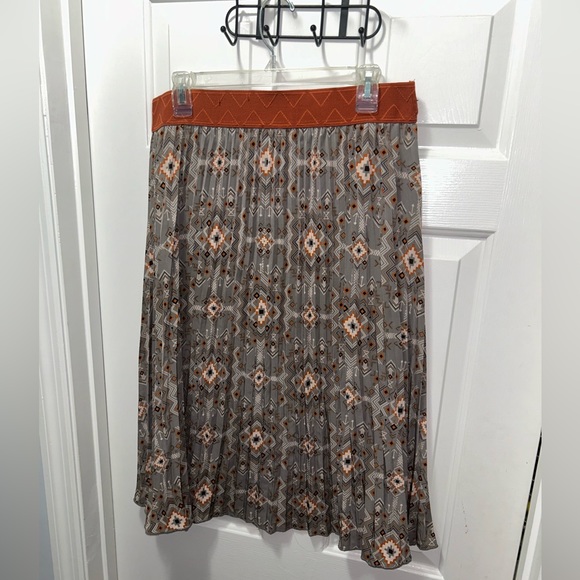 LulaRoe Neutral Colored Pleated Skirt Size XL - Picture 2 of 5